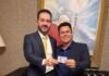 Jornalista Alencar Pereira e João Vinicius Sabatke recebem carteiras de estagiários da OAB/PR durante visita do presidente do TRE-PR a Palmas