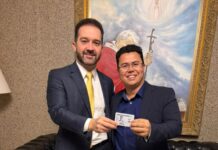 Jornalista Alencar Pereira e João Vinicius Sabatke recebem carteiras de estagiários da OAB/PR durante visita do presidente do TRE-PR a Palmas