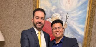 Jornalista Alencar Pereira e João Vinicius Sabatke recebem carteiras de estagiários da OAB/PR durante visita do presidente do TRE-PR a Palmas