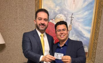 Jornalista Alencar Pereira e João Vinicius Sabatke recebem carteiras de estagiários da OAB/PR durante visita do presidente do TRE-PR a Palmas
