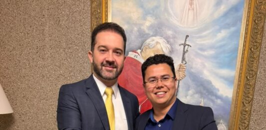 Jornalista Alencar Pereira e João Vinicius Sabatke recebem carteiras de estagiários da OAB/PR durante visita do presidente do TRE-PR a Palmas