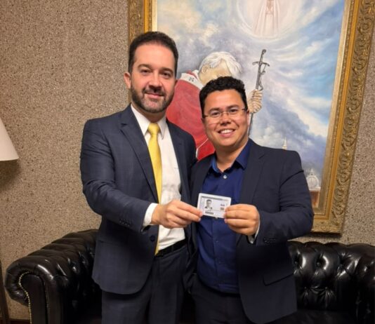 Jornalista Alencar Pereira e João Vinicius Sabatke recebem carteiras de estagiários da OAB/PR durante visita do presidente do TRE-PR a Palmas