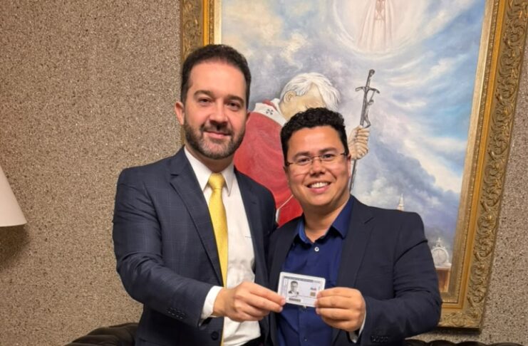 Jornalista Alencar Pereira e João Vinicius Sabatke recebem carteiras de estagiários da OAB/PR durante visita do presidente do TRE-PR a Palmas