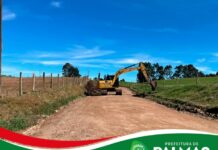 Obra do primeiro asfalto rural da história de Palmas avança com serviços de preparação da base na Estrada Fundo Grande