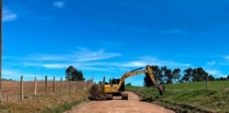 Obra do primeiro asfalto rural da história de Palmas avança com serviços de preparação da base na Estrada Fundo Grande