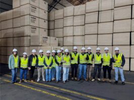 Alunos do IFPR conhecem na prática o manejo florestal e o processo produtivo da Indústria de Compensados Sudati