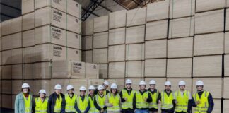 Alunos do IFPR conhecem na prática o manejo florestal e o processo produtivo da Indústria de Compensados Sudati