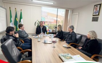 Prefeito recebe representantes da Seed e empresa responsável pela construção do novo colégio estadual em Palmas