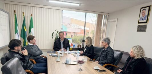 Prefeito recebe representantes da Seed e empresa responsável pela construção do novo colégio estadual em Palmas