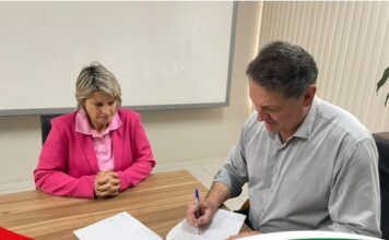 Prefeito Daniel Lângaro assina termo de cedência de veículo para a Rede Feminina de Combate ao Câncer