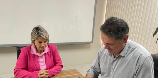 Prefeito Daniel Lângaro assina termo de cedência de veículo para a Rede Feminina de Combate ao Câncer