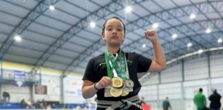 Aluna da Escola Municipal Tia Dalva conquista medalha de ouro em campeonato de Jiu-Jitsu